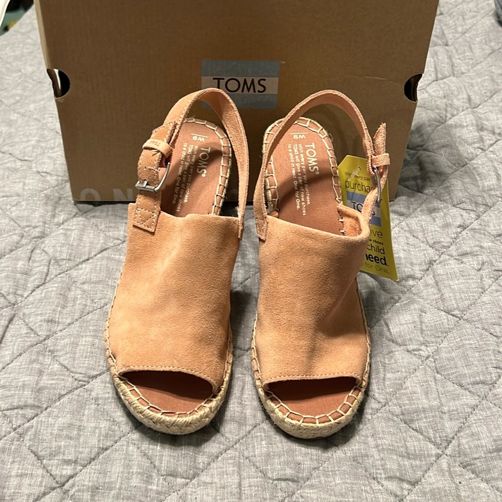 NEW TOMS pink Monica Sandal